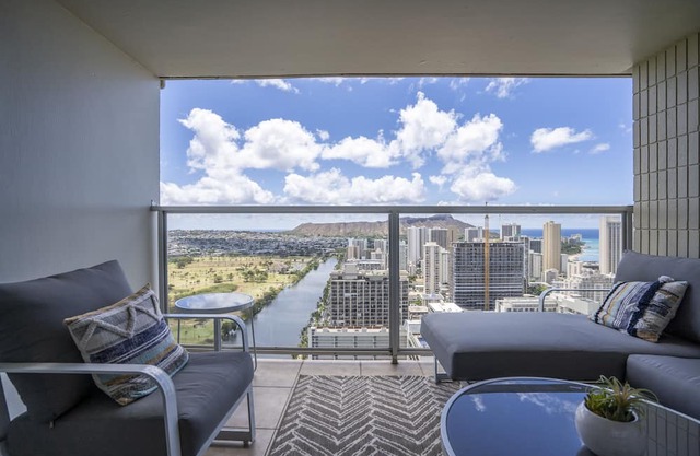 IC 43th Floor Studio with balcony to enjoy Mountain View