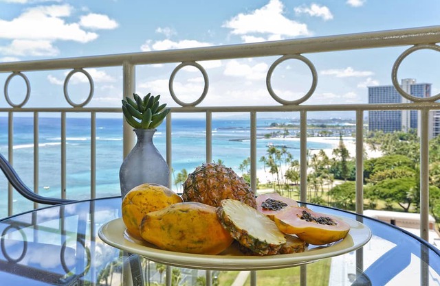 Beachfront Location with GREAT View! Washer/Dryer, Washlet, A/C, Wi-Fi! in Honolulu